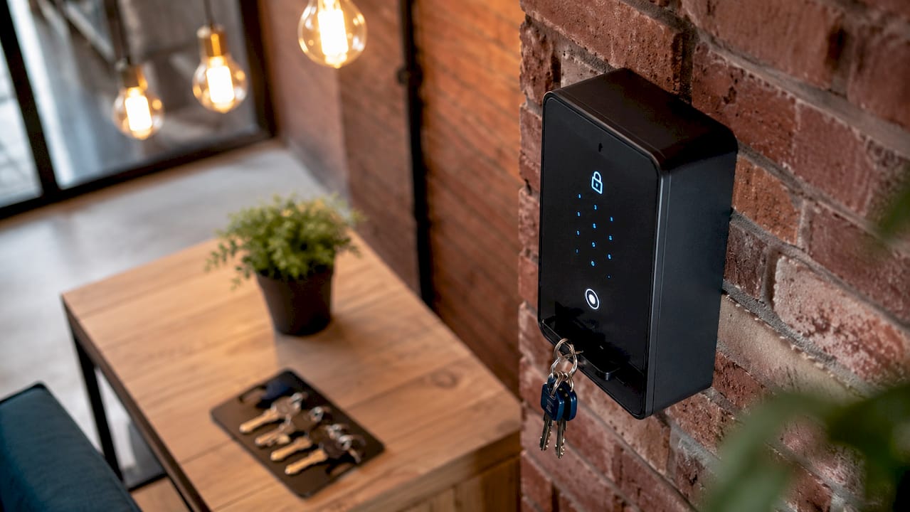 1782649325334_Digital-key-box-on-secure-wall-panel Caixa de chaves digital instalada em painel de parede seguro